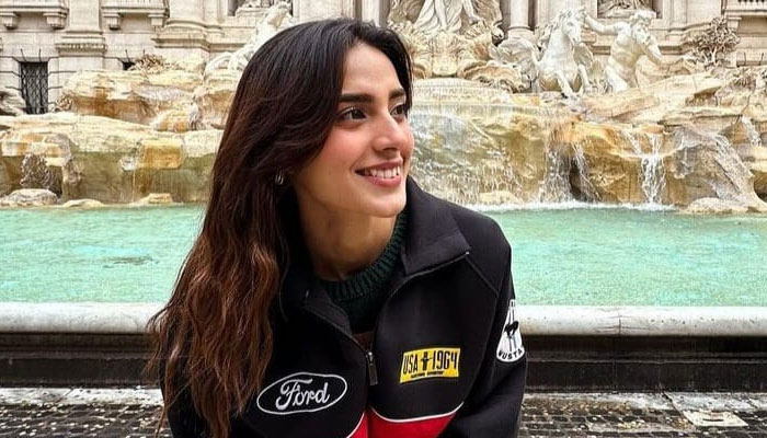 Iqra Aziz shooting for  'Jo Bachay Hain Sang Samait Lo' in Rome, Italy