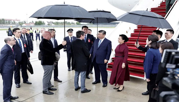 چینی صدر کا پیرس پہنچنے پر اورلی ایئرپورٹ پر استقبال کیا جا رہا ہے(تصویر سوشل میڈیا)۔