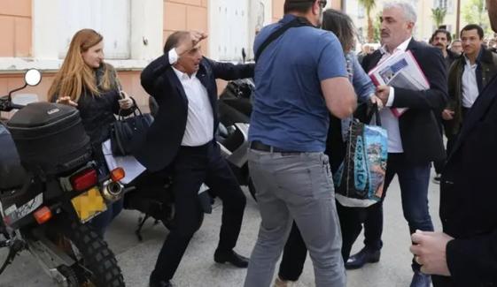 انڈہ پھینکنے پر فرانسیسی سیاستدان کا خاتون پر تشدد