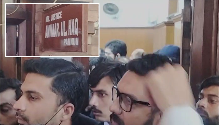 احتجاج کرنے والے وکلاء نے جسٹس انوار الحق پنوں کی عدالت سے سائلین کو باہر نکال دیا—ویڈیو گریب