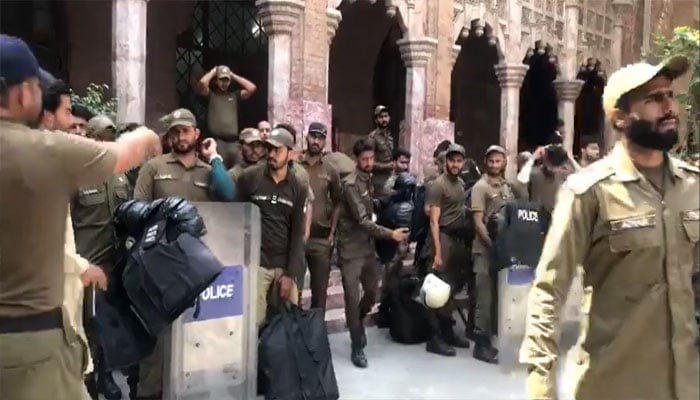 لاہور ہائی کورٹ میں آج بھی سیکیورٹی سخت کر دی گئی ہے، پولیس کی بھاری نفری تعینات ہے—ایکس ویڈیو گریب