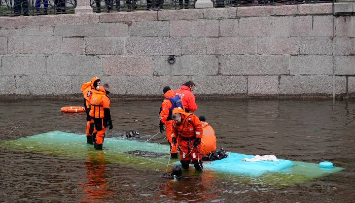 Passenger bus falls into river in Russia's St. Petersburg, 3 dead