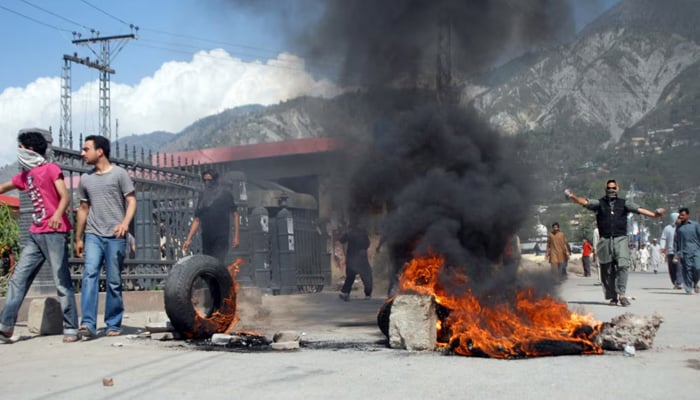 مظاہروں کے دوران 11 مئی کو ٹائر جلائے گئے— تصویر بشکریہ غیر ملکی خیر ایجنسی