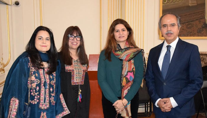 پیرس: پاکستانی سفارتخانے میں تعلیمی سال کی اختتامی تقریب کا اہتمام