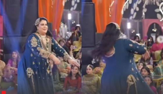شادی پر ڈانس کرتی ایک اور پاکستانی خاتون کی ویڈیو وائرل 