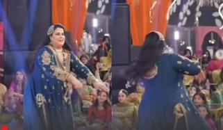 شادی پر ڈانس کرتی ایک اور پاکستانی خاتون کی ویڈیو وائرل 