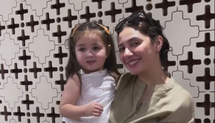 Mahira Khan's viral video with cute little fan wins hearts post BLF mishap 