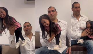 دی گریٹ کھلی نے دنیا کی سب سے چھوٹی خاتون کو ہاتھ میں اٹھاکر لہرا دیا