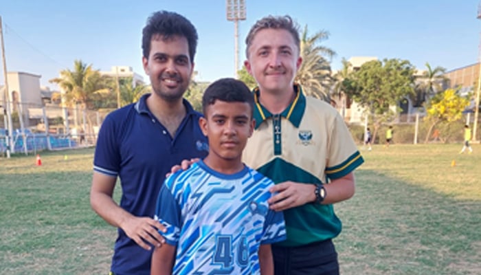 پاکستان یوتھ فٹبالرز کا مستقبل روشن، دبئی و برطانیہ میں ٹریننگ و پڑھائی کرسکیں گے
