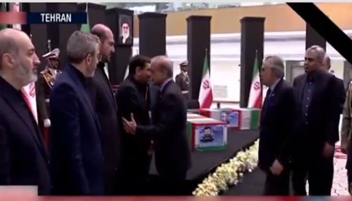 وزیرِ اعظم شہباز شریف کی تہران میں ایرانی صدر کی تعزیتی تقریب میں شرکت/ ویڈیو گریب