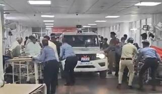 بھارت میں ملزم کو گرفتار کرنے کیلئے پولیس موبائل ایمرجنسی وارڈ آگئی