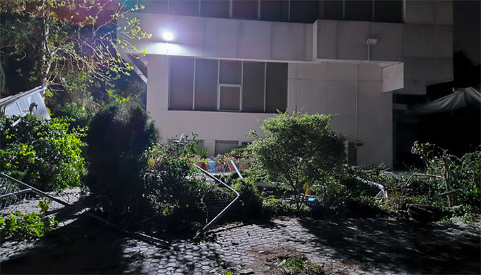 پی ٹی آئی سیکریٹریٹ میں درخت گرگیا، 3 سے زائد کارکن زخمی