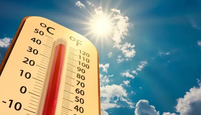 ملک بھر میں شدید گرمی کی لہر برقرار، نواب شاہ میں پارہ 52 ڈگری کو چھو گیا