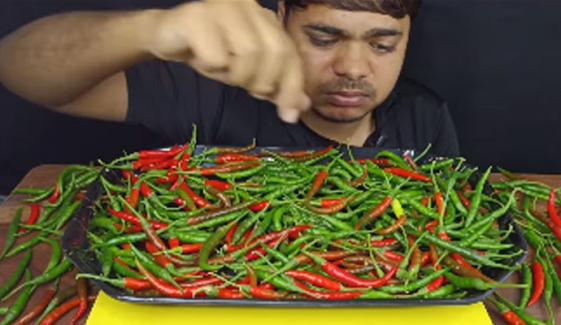 بھارتی شہری چیلنج پورا کرنے کیلئے پلیٹ بھر کے ہری مرچیں کھاگیا