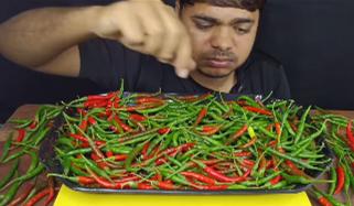 بھارتی شہری چیلنج پورا کرنے کیلئے پلیٹ بھر کے ہری مرچیں کھاگیا