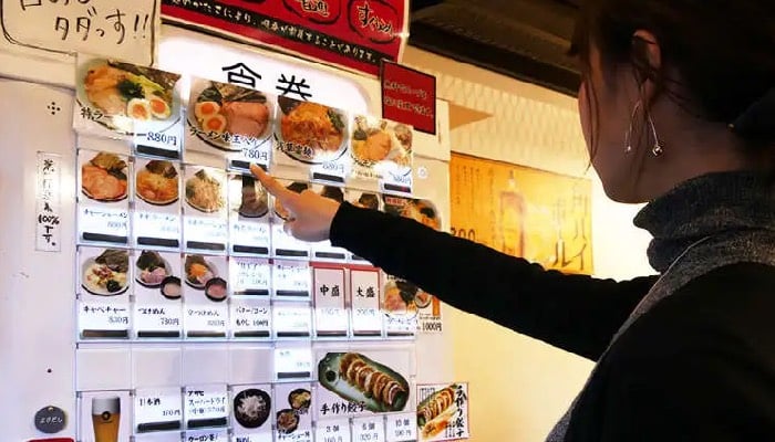 Japan's new banknotes force vending machine upgrades