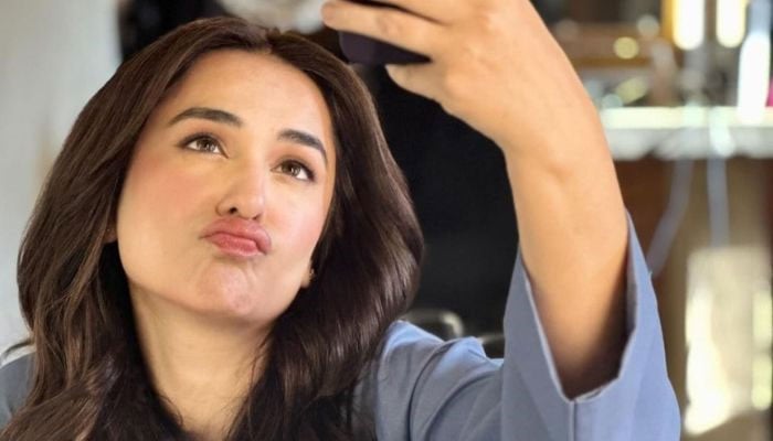 Yumna Zaidi drops breathtaking mirror selfie 