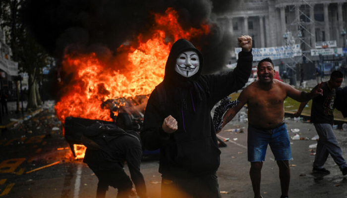 Milei reform sparks violent protest in Argentina's capital Buenos Aires