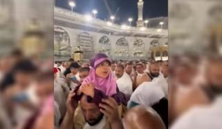 طواف کے دوران دعا پڑھتی ہوئی ننھی بچی کی ویڈیو وائرل