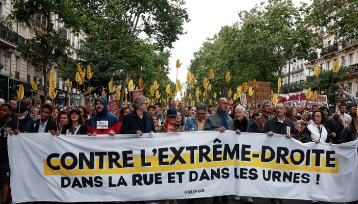 پیرس میں ہزاروں افراد کا احتجاج