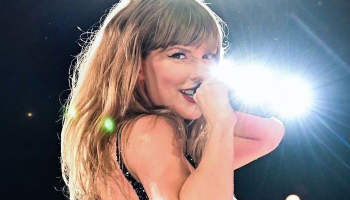 Taylor Swift sings bye-bye song for Cardiff