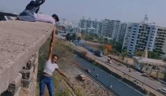 بھارت میں سوشل میڈیا ویڈیو بنانے کیلئے لڑکی نے زندگی خطرے میں ڈال دی