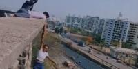 بھارت میں سوشل میڈیا ویڈیو بنانے کیلئے لڑکی نے زندگی خطرے میں ڈال دی