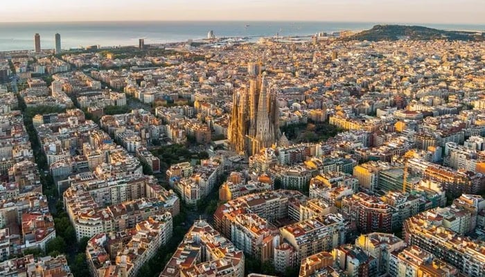 Barcelona to ban tourist apartment rentals by 2028