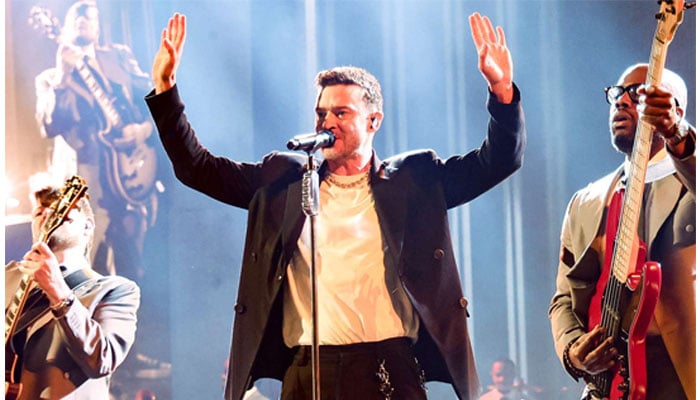 Justin Timberlake returns to stage after arrest with Chicago concert