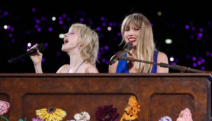  Taylor Swift, Hayley Williams set London stage ablaze with surprise duet