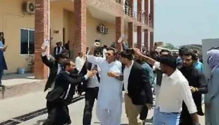 خاور مانیکا پر تشدد کرنے والے وکیل کو گرفتار کرلیا گیا