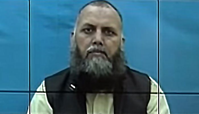 کالعدم ٹی ٹی پی کی دفاعی شوریٰ کے گرفتار دہشت گرد کمانڈر نصر اللّٰہ عرف مولوی منصور ویڈیو بیان دیتے ہوئے—’جیو نیوز‘ گریب