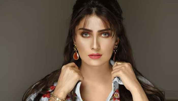 Ayeza Khan spends hours in the salon with foils in her hair 