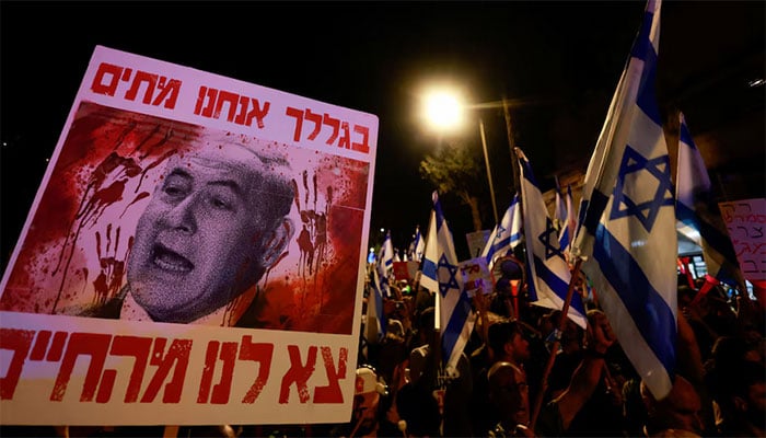 مقبوضہ بیت المقدس میں اسرائیلی وزیرِ اعظم نیتن یاہو کے گھر کے سامنے مظاہرہ ہو رہا ہے—تصویر بشکریہ رائٹرز
