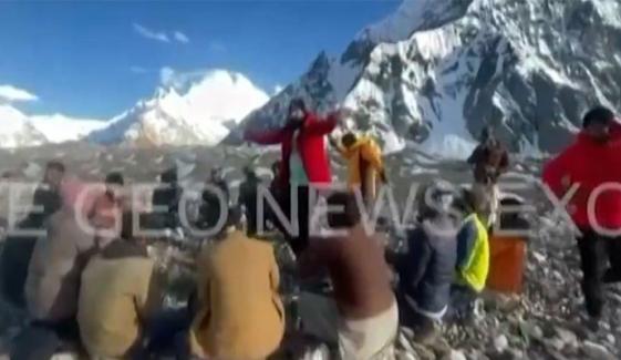 کوہ پیماؤں کےساتھ جیو نیوز کی ٹیم بھی رواں دواں