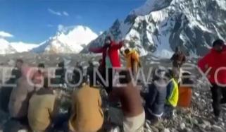 کوہ پیماؤں کےساتھ جیو نیوز کی ٹیم بھی رواں دواں