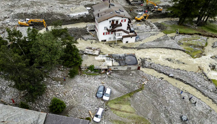 سوئٹزر لینڈ میں طوفانی بارشوں کے بعد لینڈ سلائیڈنگ سے ہوئی تباہی کا منظر—تصویر بشکریہ اے پی