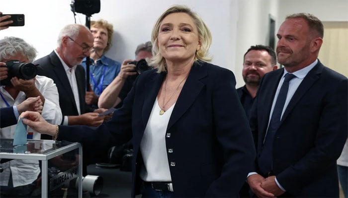 فرانس کی انتہائی دائیں بازو کی جماعت نیشنل ریلی کی رہنما میرین لی پین اپنا ووٹ کاسٹ کرتے ہوئے(تصویر سوشل میڈیا)۔