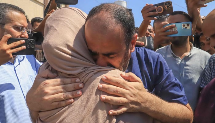 غزہ کے 54 شہری اسرائیلی قید سے رہا، الشفا اسپتال کے ڈائریکٹر محمد سلمیہ بھی شامل