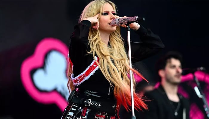 Avril Lavigne hit with non-stop issues at first Glastonbury set