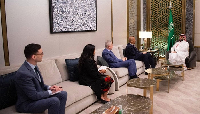سعودی ولی عہد شہزادہ محمد بن سلمان سے امریکی سینیٹر کوری بوکر نے وفد کے ساتھ ملاقات کی ہے—تصویر بشکریہ عرب میڈیا