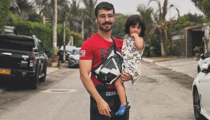 Feroze Khan shares a cute picture with his daughter Fatima