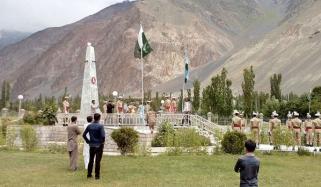 حوالدار لالک جان شہید کی 25 ویں برسی، آخری آرام گاہ پر تقریب