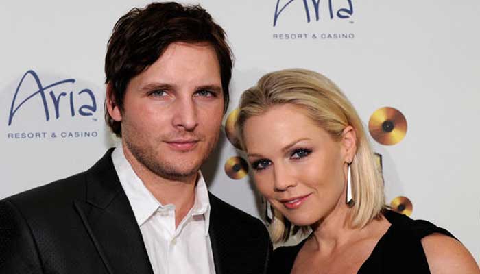 Jennie Garth and ex-husband Peter Facinelli went out on a family outing with daughters