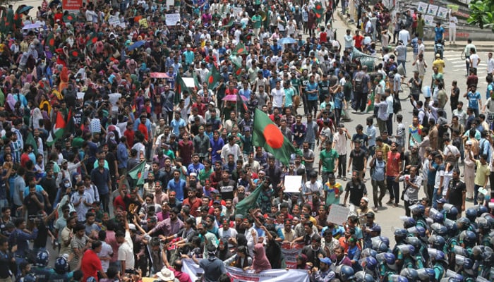 بنگلا دیش میں ملازمتوں میں کوٹہ سسٹم کے خلاف طلباء کا احتجاج جاری ہے—تصویر بشکریہ غیر ملکی میڈیا