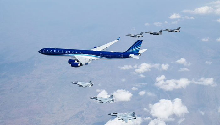 آذرئیجان کے صدر کے طیارے کو پاک فضائیہ کے طیارے اسلام آباد تک حفاظتی حصار میں لے کر آئے۔فوٹو ایکس