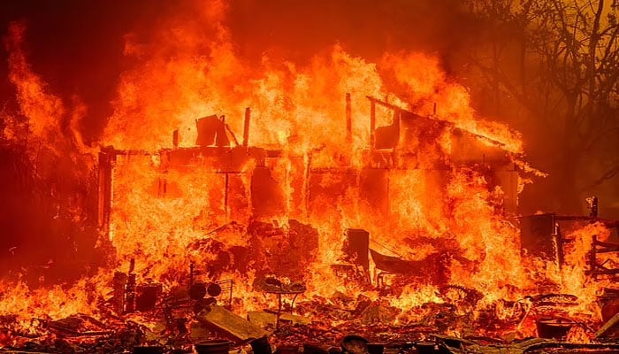 کیلی فورنیا میں جنگل کی آگ سے مکانات جل کر خاکستر ہوگئے(تصویر سوشل میڈیا)۔