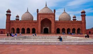بادشاہی مسجد میں نکاح پڑھوانے کا طریقہ اور معاوضہ کتنا ہے؟