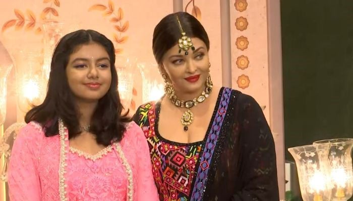 Aishwarya Rai Bachchans adorable gesture towards daughter Aaradhya melts hearts
