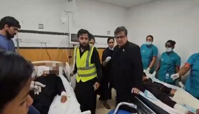 پاکستانی سفیر اسپتال میں زخمی مریضوں کی عیادت کر رہے ہیں (تصویر سوشل میڈیا)۔